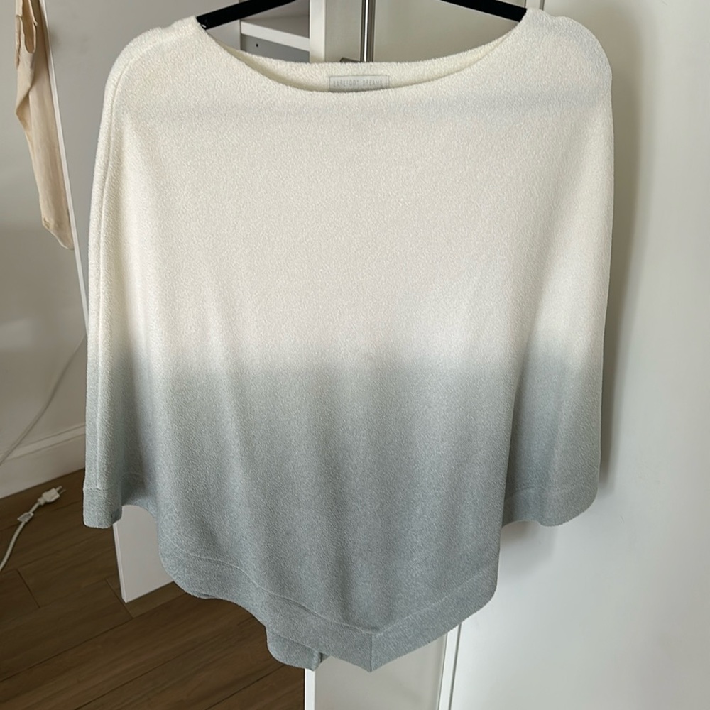 Barefoot dreams ombré poncho one size! Never worn:)